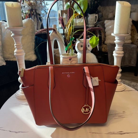 Michael Kors Tote with Structured Shape and Gold Hardware - Picture 11 of 15